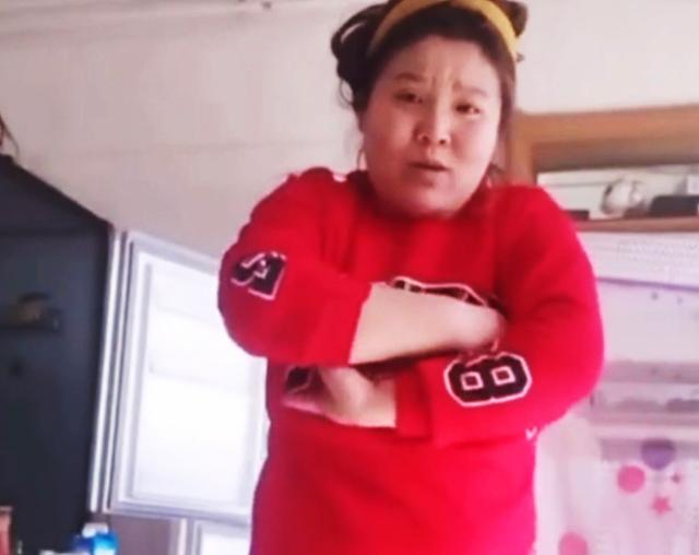 郭老师被封1个月后，成功戴面具复出直播，还给自己起了新名字