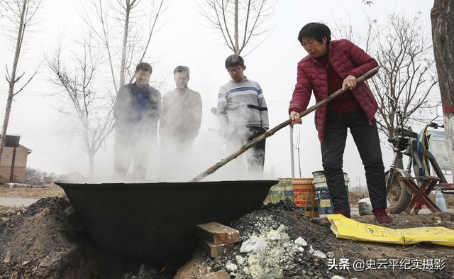 农民用石灰和硫磺熬制一种农药，专杀桃树上的白蚧虫，看看啥情况4