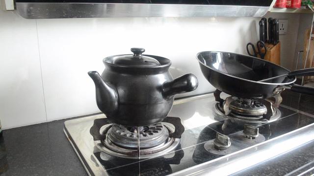煤气灶左边不能炒菜为什么，煤气灶左边不能炒菜吗