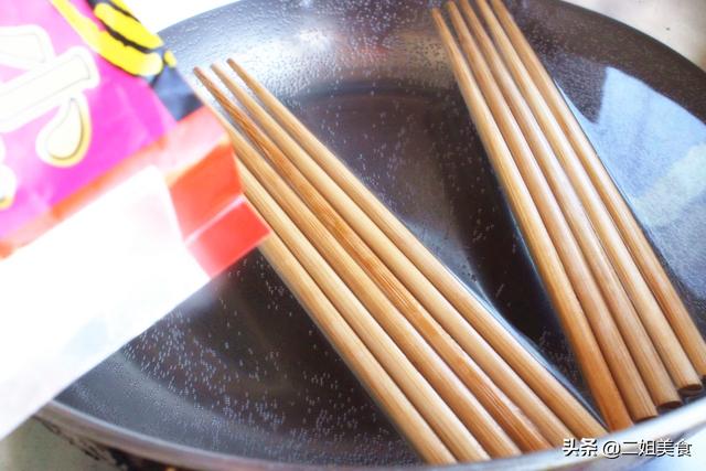 新买的筷子第一次用怎么处理（新买的筷子第一次用怎么处理异味）