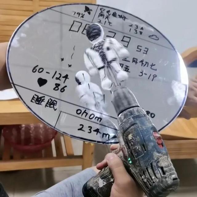 开发者给华为制作了一款太空液晶表盘，分成 1300 万？