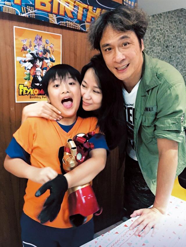吴镇宇老婆:吴镇宇老婆虽然长相有点普通，但平时打扮的很有气质，素颜也不丑