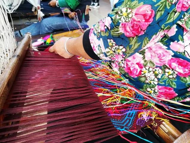 学习传统工艺织布机的小造型手工织的壮锦作旗袍很有质感在作坊的一楼