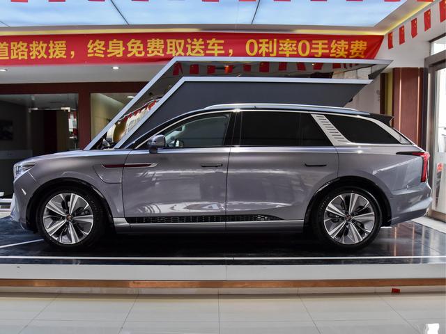 豪华家族6座旗舰SUV，动力堪比V8却不用油，实拍红旗E-HS9