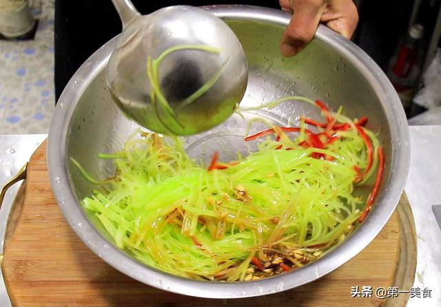 凉拌芦笋丝怎么做好吃（夏日清爽凉菜凉拌芦笋丝）(7)