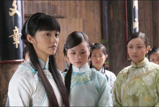 2007年,她因为参演滕文骥导演的电视剧《梦回春谷》,正式踏入娱乐圈.