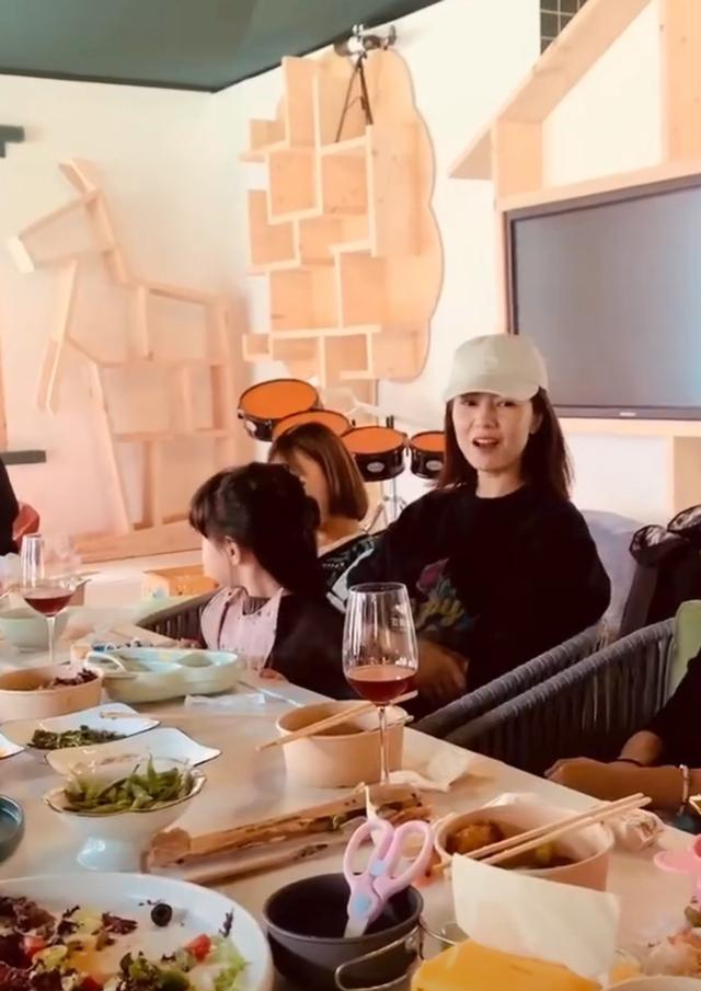 赵又廷高圆圆差几岁:高圆圆带孩子与江一燕聚餐，2岁女儿打扮淑女，侧脸像极了赵又廷