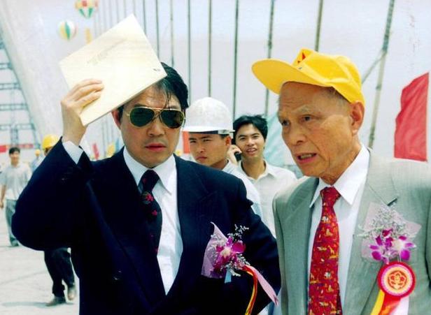 父亲欠2百亿，他找霍英东和李嘉诚帮忙，卖掉公司反而赚了3百亿