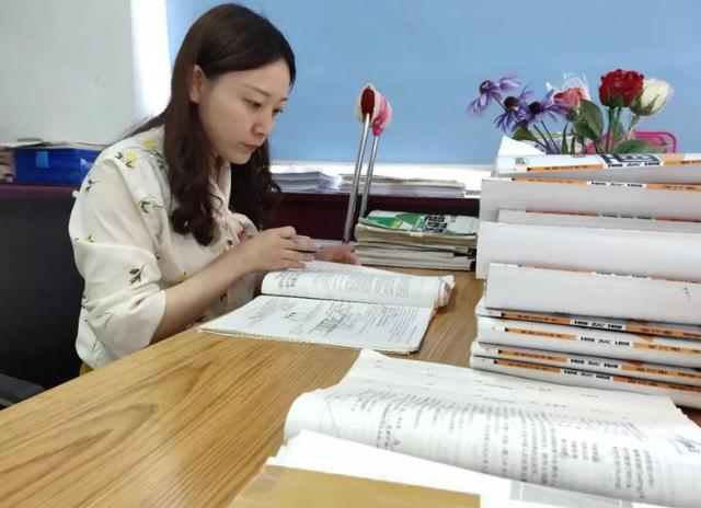 怀孕女老师坐着上课，被校长点名批评，家长：“坐”着说话不腰疼