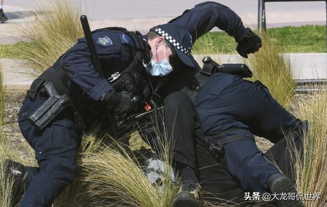 澳大利亚这地乱做一团，警察在街上追着抓人，美国视而不见