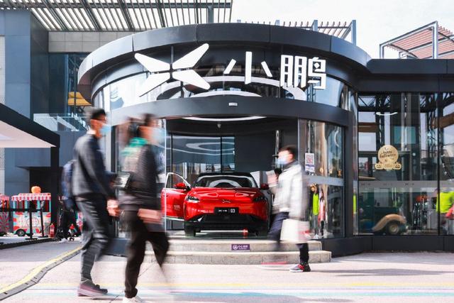 卖车、改logo、玩PPT，小鹏“嗨”起来了