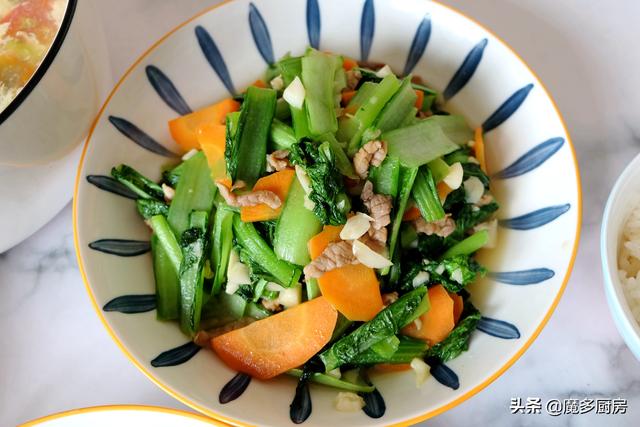 妈妈每天换着花样给孩子做饭，有荤有素营养健康，孩子爱吃身体棒