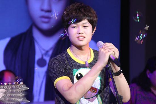 82岁李双江现身饭局，心情好高歌一曲现场掌声不断，却惹网友吐槽