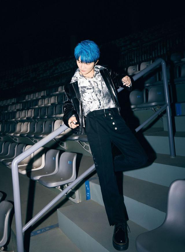 161cm周深风格大转变,直接把头发染成了蓝色,这气质越来越好了  第6张