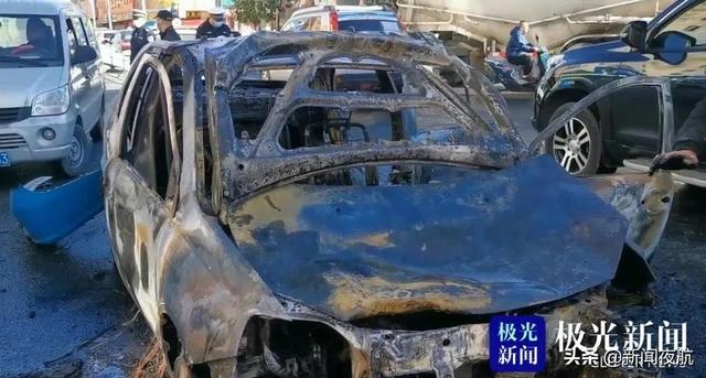 哈尔滨街头 一辆出租车行驶中突发自燃 还伴有爆炸声响 全网搜