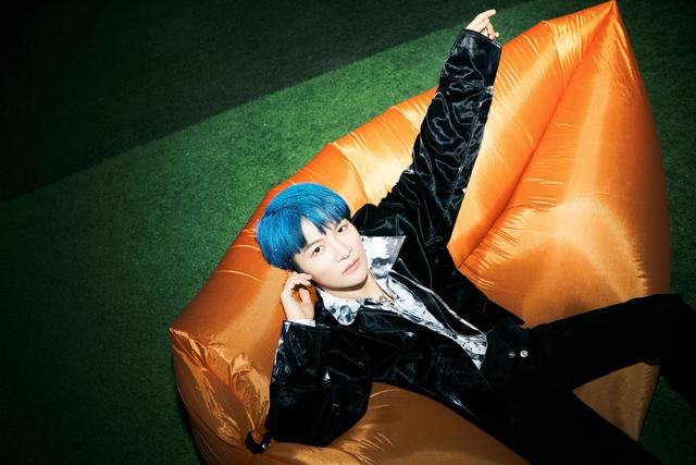 161cm周深风格大转变,直接把头发染成了蓝色,这气质越来越好了  第1张