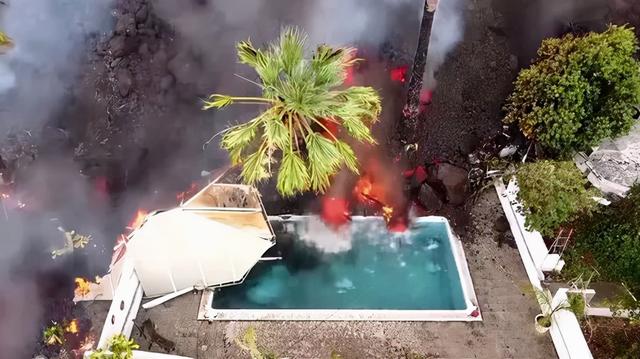 灾难！旅游胜地火山爆发，民宅被吞噬，豪宅泳池变滚锅，7000人撤离，中使馆提醒