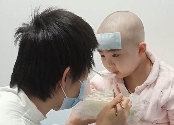 5岁女童苦苦哀求：“妈妈，不要留我一个人！”