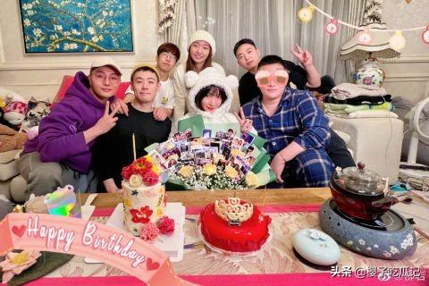 女神柳岩41岁生日穿睡衣与好友何洁发自拍 脸部似有微整痕迹