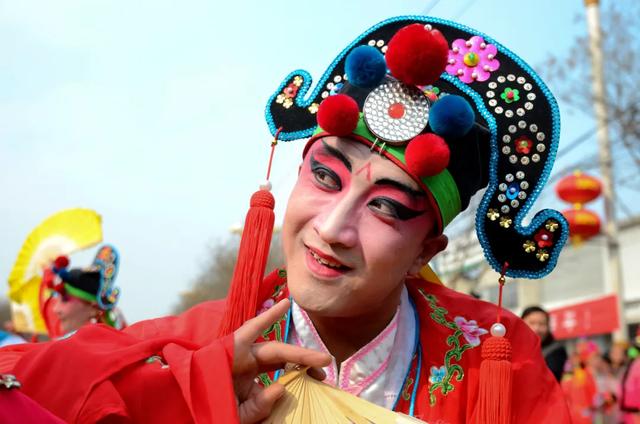 㧟和特型角色的夸张表演引得周围观众捧腹大笑在乐亭地秧歌里妞不是