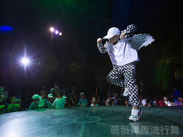 「爆料」小孩子几岁可以学跳舞(小孩子几岁开始学跳舞比较好)