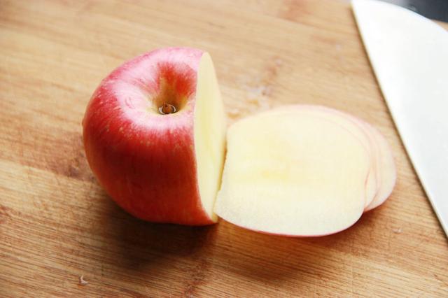 夜里翻来覆去睡不着，93岁爷爷教你一招，一个苹果轻松搞定，厉害