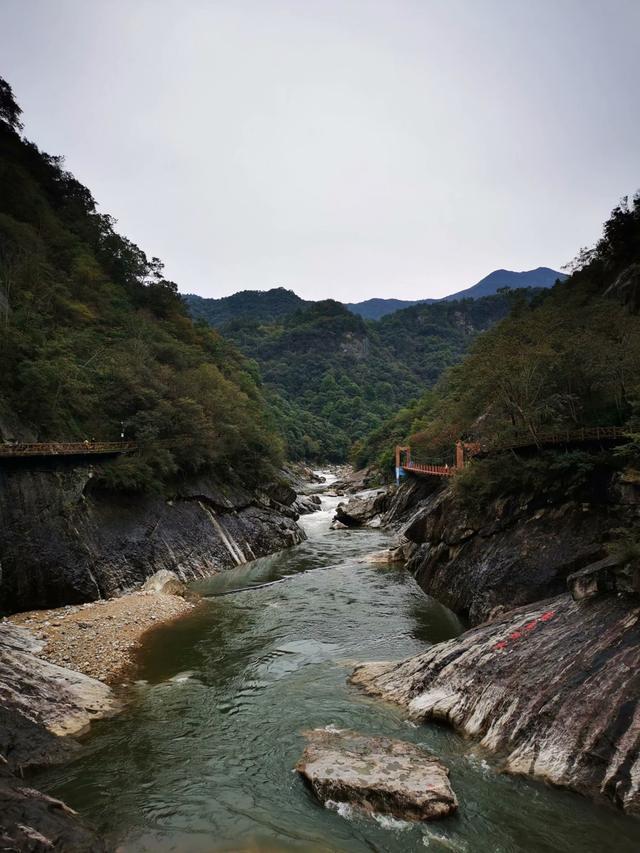 峽谷長約1700米,深約200米,遠望如臥龍飲澗深山,風光旖旎;近觀群峰