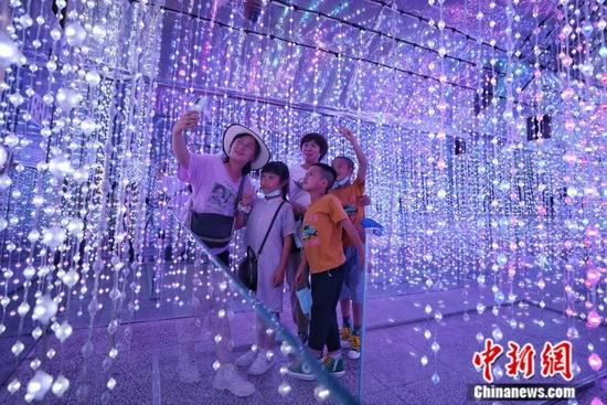 李稻葵：中国的共同富裕为何不是“给穷人发钱，向富人收税”？