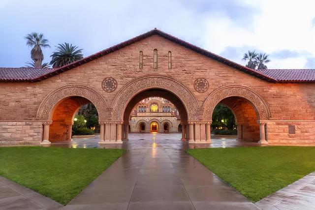 美女为创业名校退学，编故事骗600亿投资，被揭穿后下场如何？