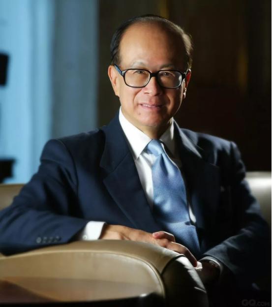 买下半个英国后，李嘉诚又要回来，他嗅到什么了？