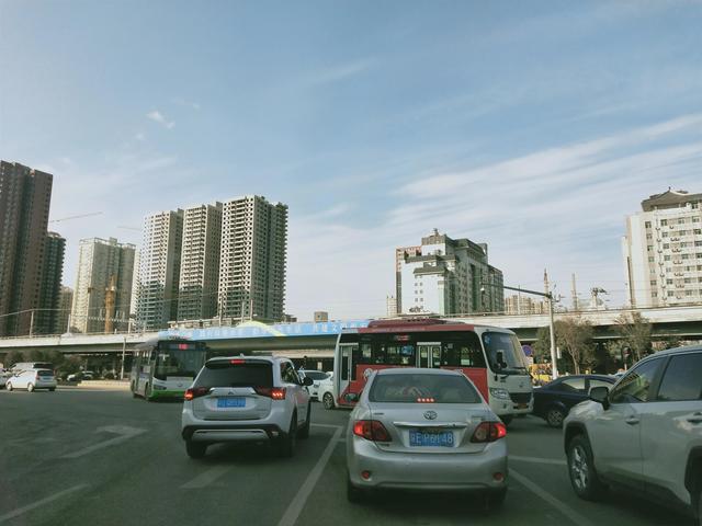 摩托车街车和跑车巡航车的区别（城市道路的小汽车与摩托车之争）(6)