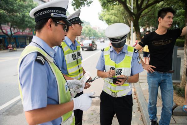 辅警工资待遇好吗，交警队伍中的辅警工作怎么样，工资收入如何，有机会转正吗