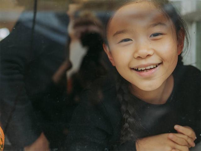 9 岁女孩因老师太漂亮而产生自卑心理患抑郁症，该如何正确引导？