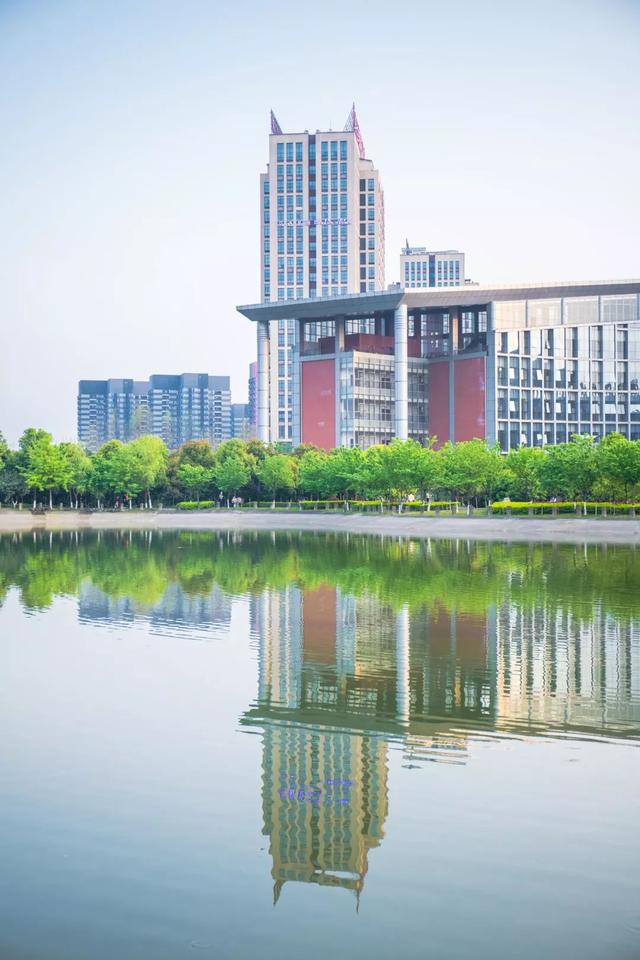 重庆艾利斯顿商学院图片