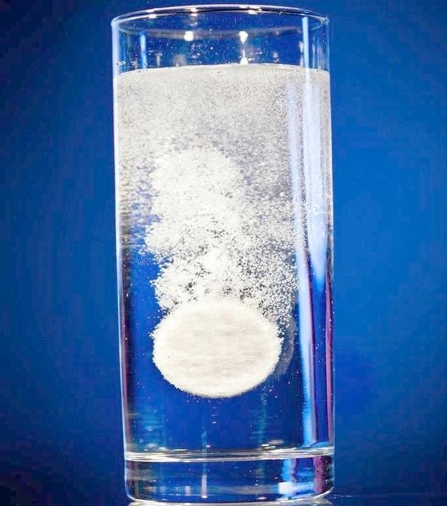 1岁半男童口服泡腾片后竟窒息而死，气管却无异物！是妈妈害了他