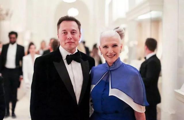 名模梅耶：被丈夫家暴九年，60岁拍封面火爆全球，儿子是世界首富