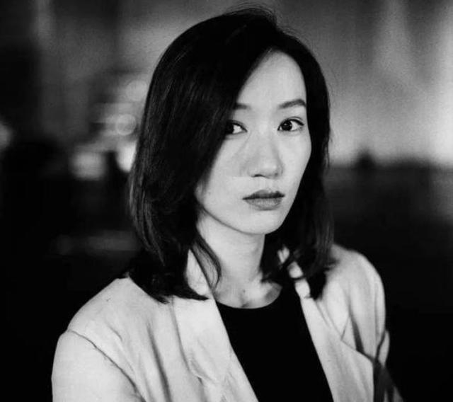 她觉得丈夫离婚是因为钟美宝的勾引,她嫉妒长相出众