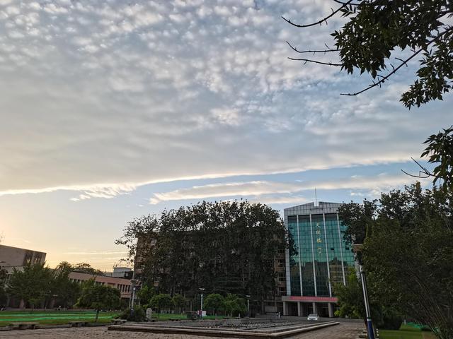 [云端小叮当自动进群]，微信签名怎样竖起来