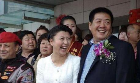 48岁闫学晶生活幸福美满,每天的生活真是痛并快乐着