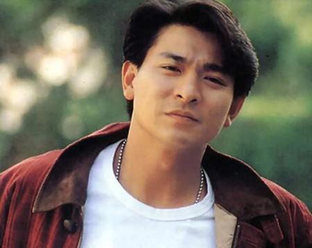 14年过去了，那个为追星逼父跳海的杨丽娟，如今过得怎样？