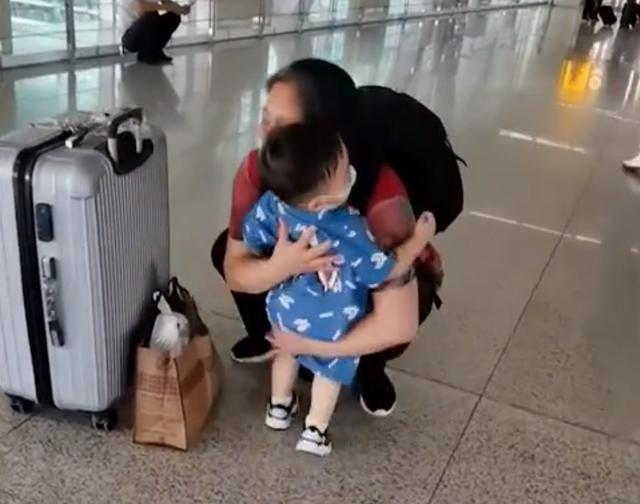 湖北一萌娃见到半年未见的奶奶兴奋跺脚！网友：对奶奶的最高礼仪