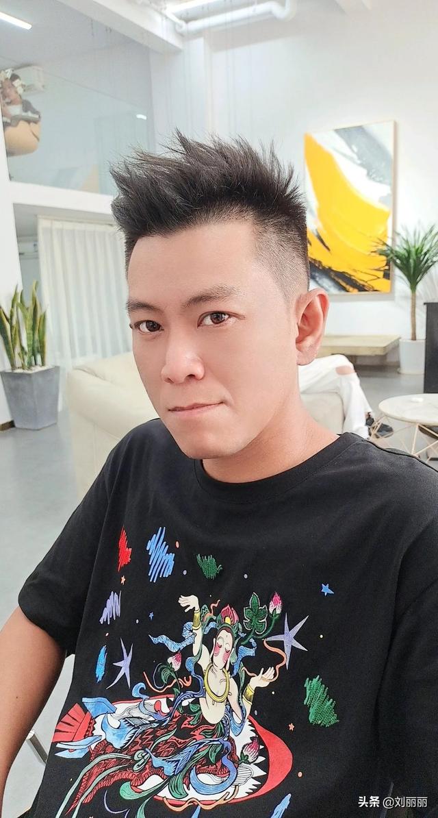 三七分发型男