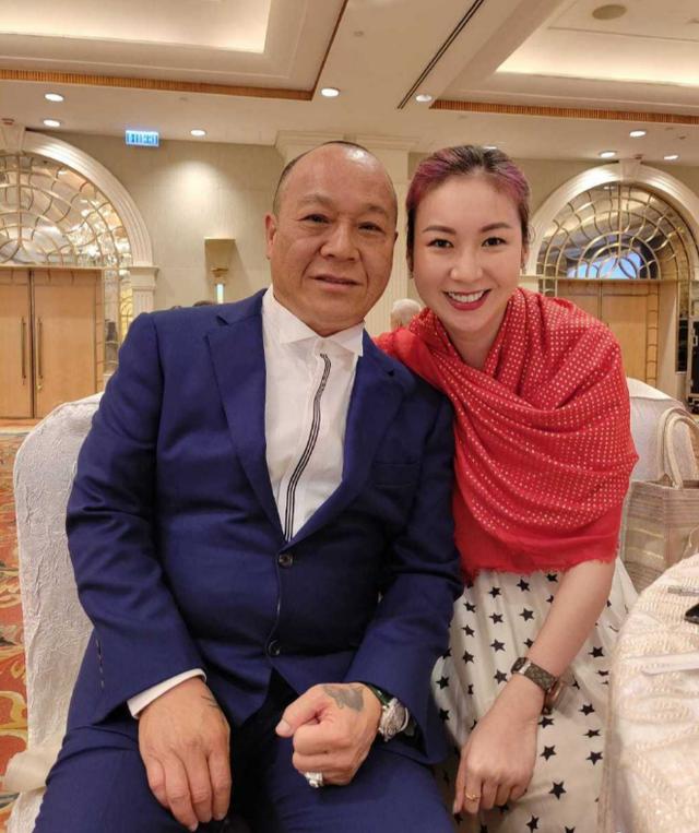 恭喜！67岁“大佬B”风光嫁女，婚礼众星云集，新娘手戴6对龙凤镯