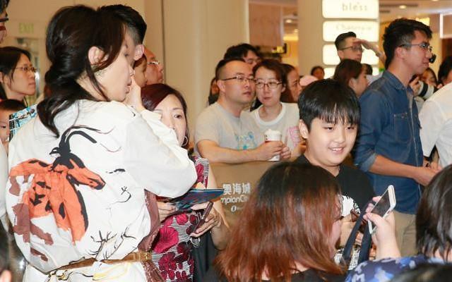 吴镇宇老婆:吴镇宇老婆虽然长相有点普通，但平时打扮的很有气质，素颜也不丑