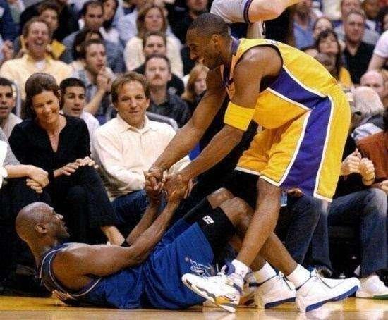 nba哪些球星有戴護踝（NBA小細節蘊含大智慧：扶隊友起來學問多，擊掌也包含科學道理）
