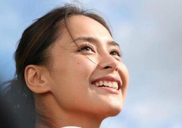 但好看成这样的她,居然还不满足,跑去做了牙齿贴片.