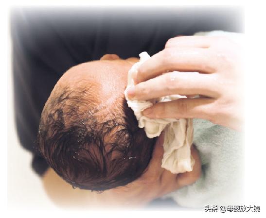 新生女婴用爽身粉还是身体乳