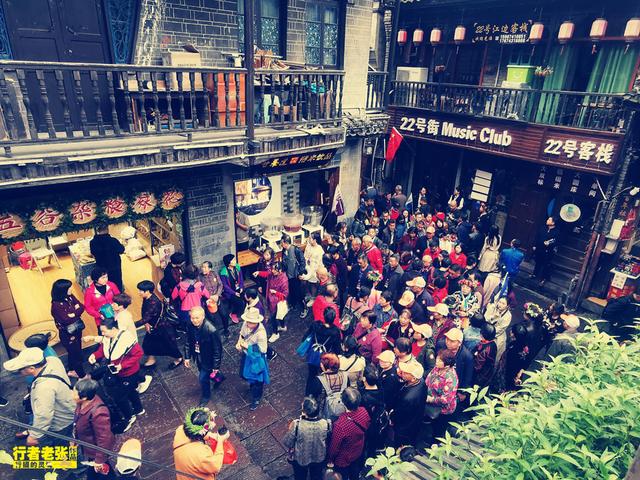 凤凰古城迎来最佳旅行时间，门票降价，酒店客栈每晚不到一百元