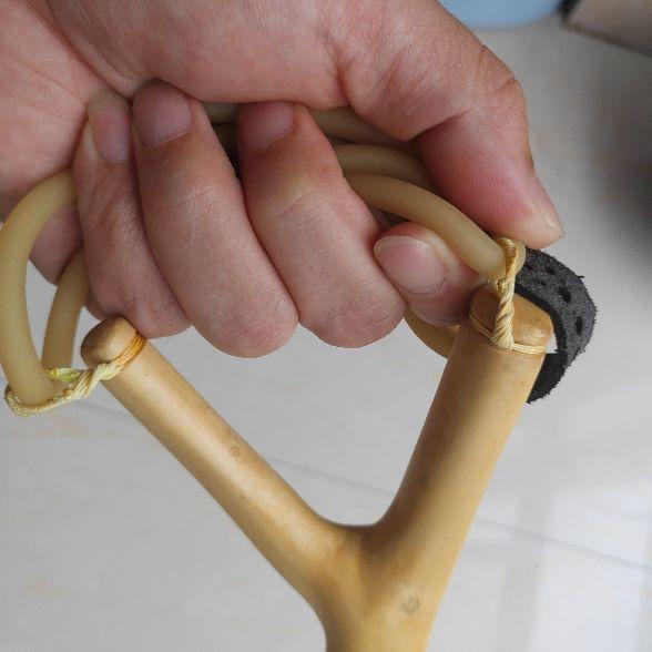 弹弓皮筋的绑法,木头弹弓怎么上扁皮筋(皮筋的绑法非常关键)