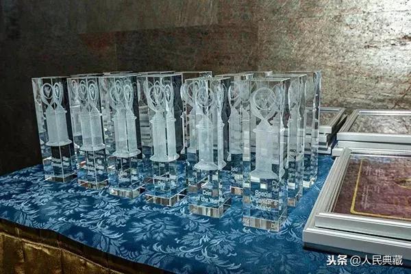 法國世界杯景泰藍紀念幣（面值4萬金幣獲國際最佳硬幣大獎，26國222枚紀念幣參與大賽）